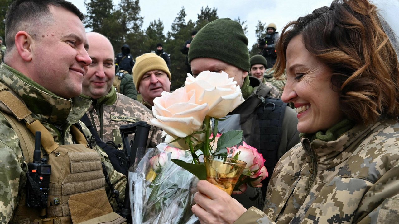 Pobrali się w czasie wojny w Ukrainie, mając na sobie kamizelki kuloodporne. Co za miłość...