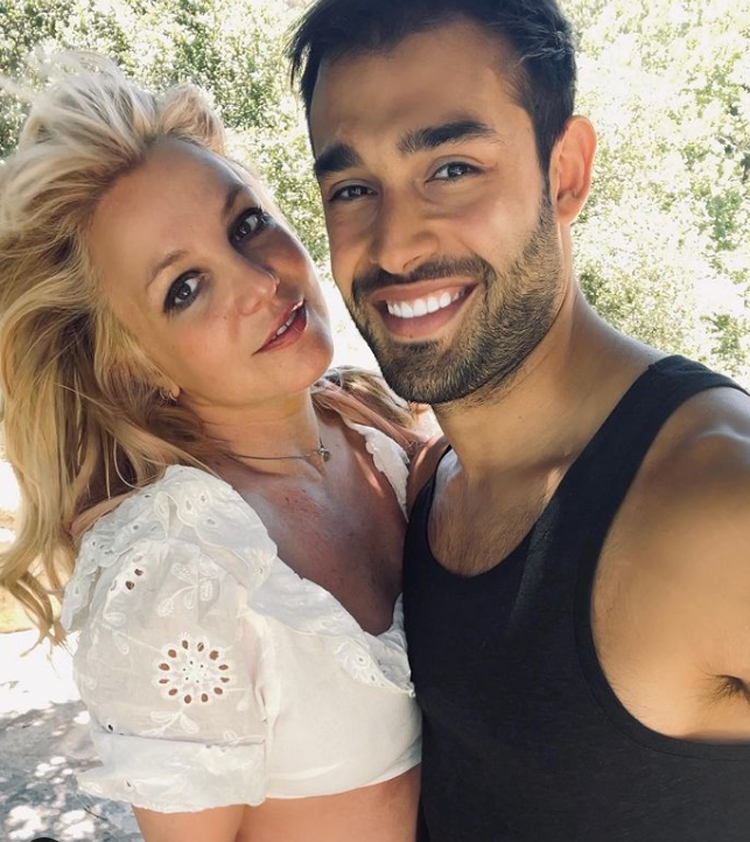 Britney Spears w rozpuszczonych włosach wtula się w swojego chłopaka Sama Asghariego i ubrana jest cała na biało