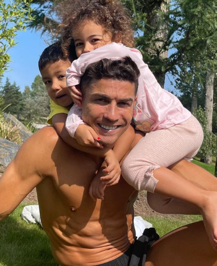 Cristiano Ronaldo bez koszulki z dziećmi na plecach 
