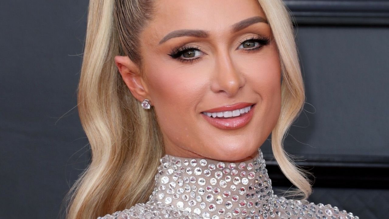 Grammy 2022: Paris Hilton zachwyca stylizacją? "Suknia niezwykła, ale fryzury lepiej nie komentować..." - piszą fani