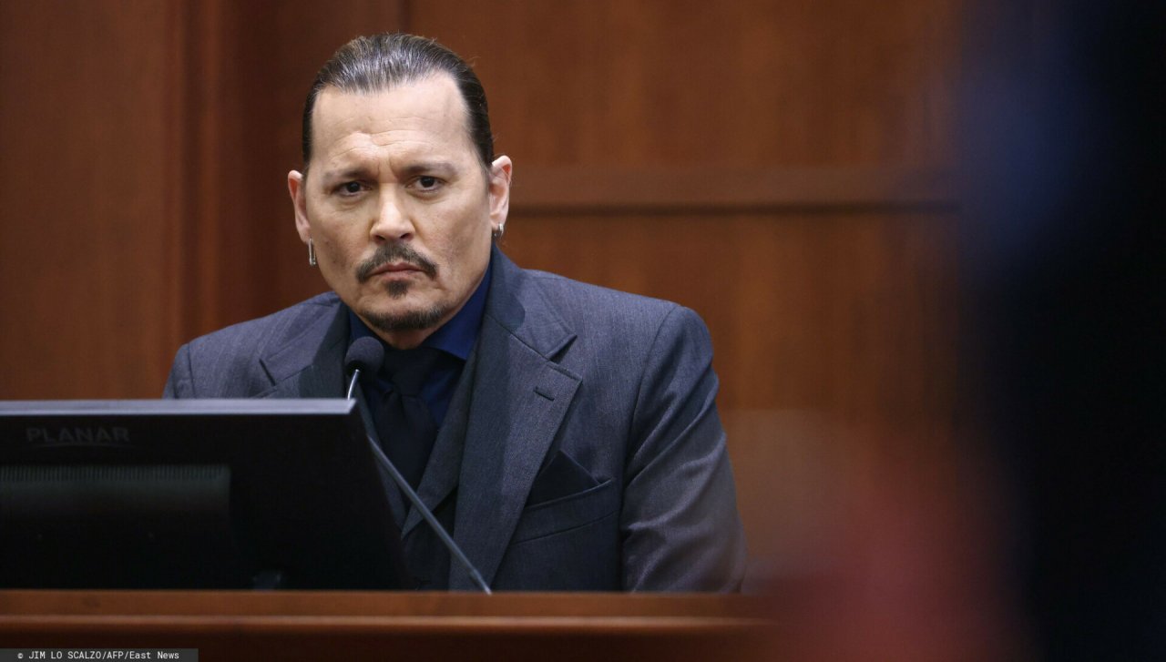 Johnny Depp siedzi w sądzie za mównicą