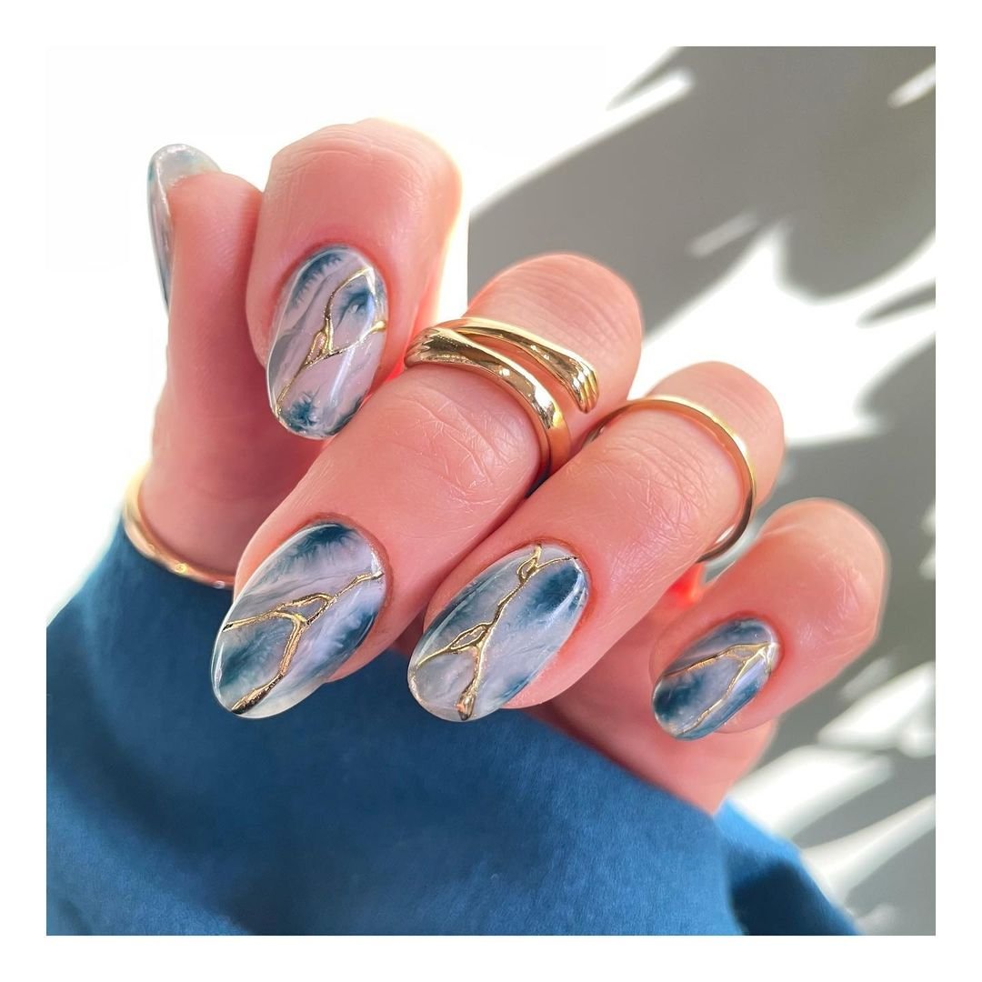 dłonie przedstawiające kintsugi-nails
