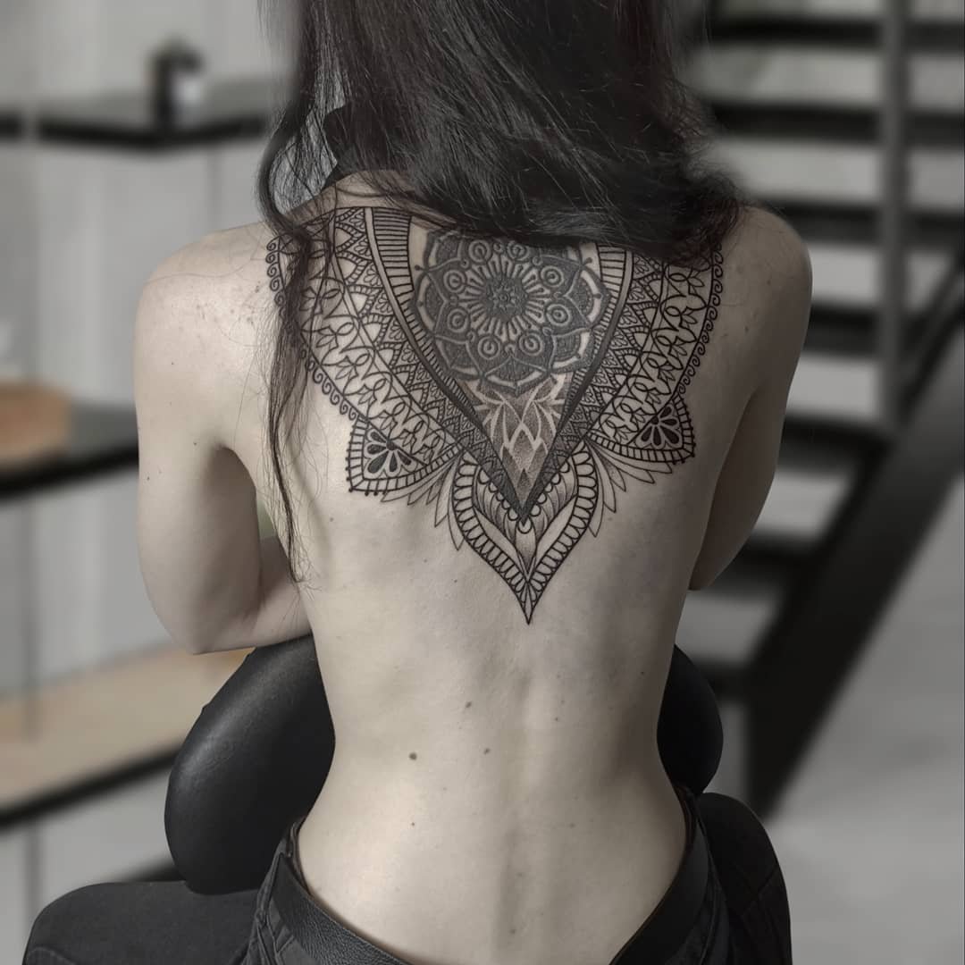 tatuaz-na-plecach kobiety