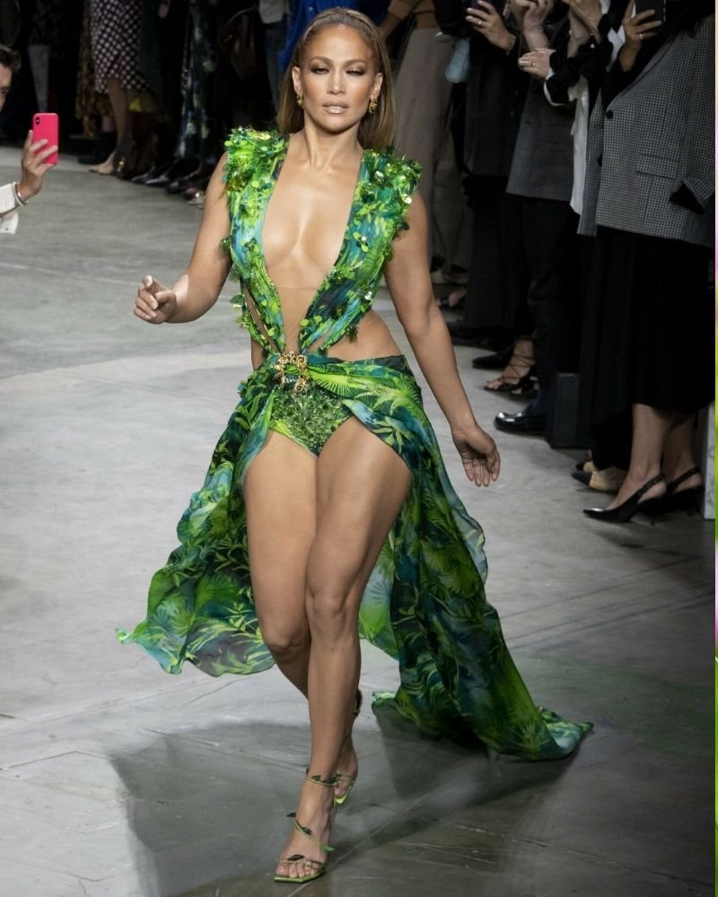 Jennifer Lopez w legendarnej zielonej suknie Versace "Jungle Dress" na pokazie w Mediolanie (2000)