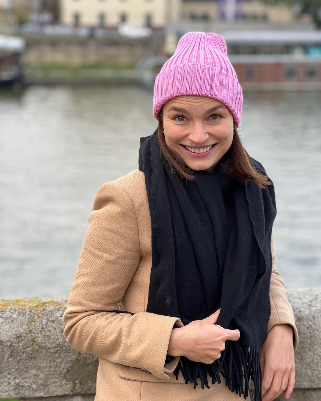 Anna Starmach w beżowym płaszczu i różowej czapce