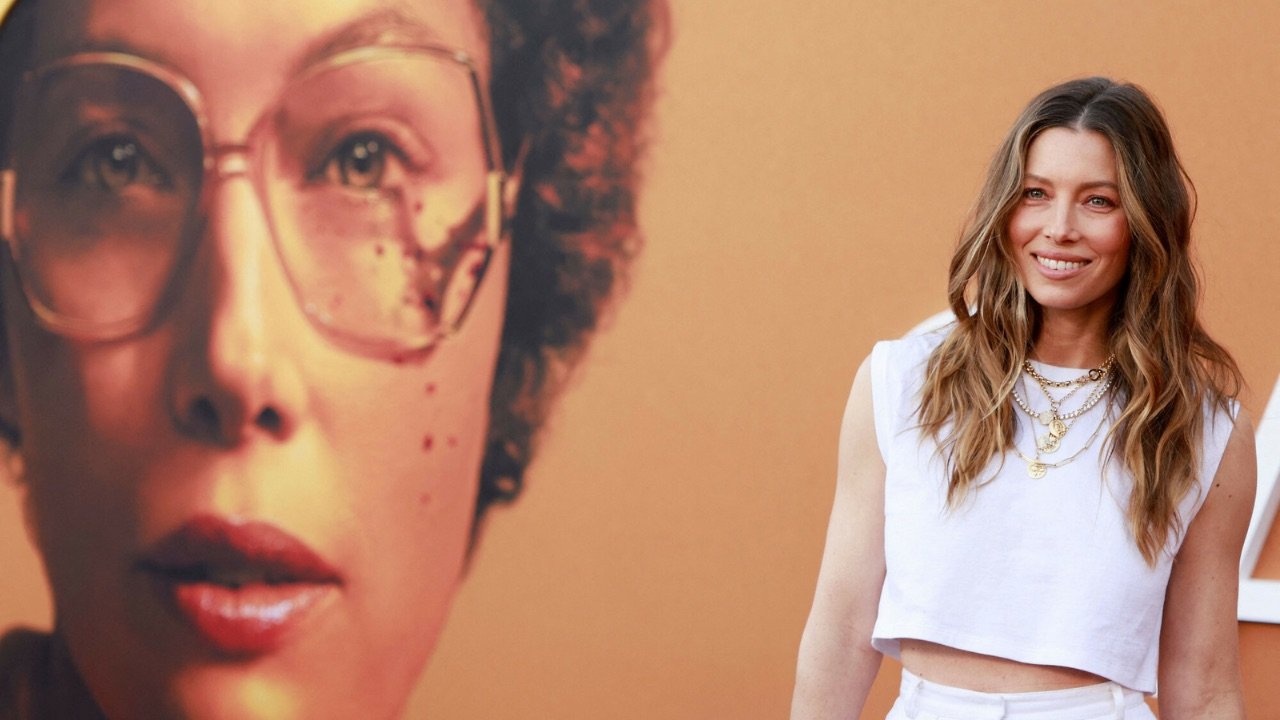 Jessica Biel w najmodniejszym wiosennym looku na premierze serialu „Candy”. Jaką stylizację wybrała?