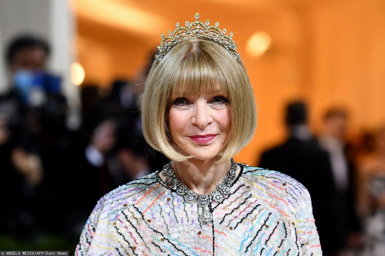 Anna Wintour na Met Gali 2022 w tiarze wyglądającej jak korona