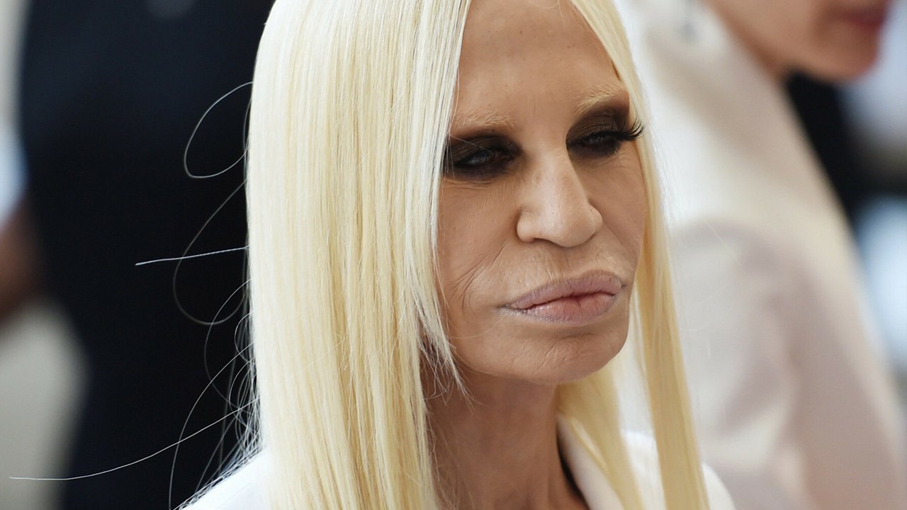 Najgorsze stylizacje Donatelli Versace. 67-latka jest ikoną kiczu czy mody? Sami oceńcie!