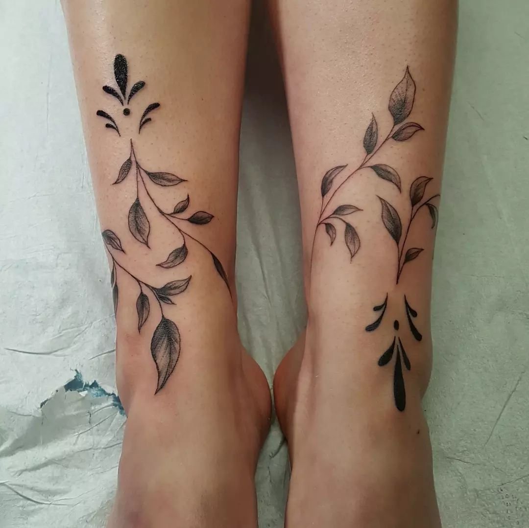tatuaze-botaniczne na nogach