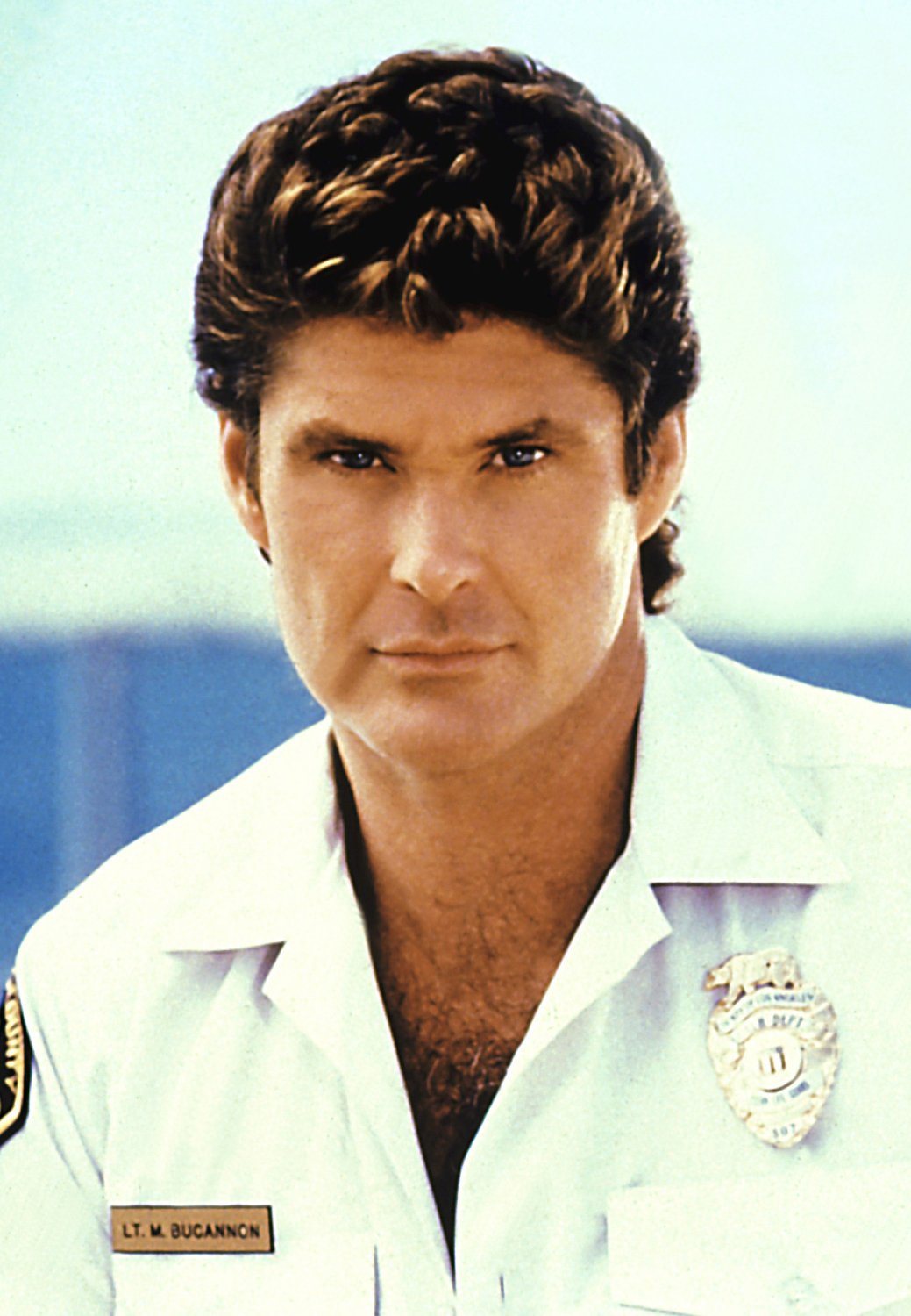 Młody David Hasselhoff w białej koszulce 