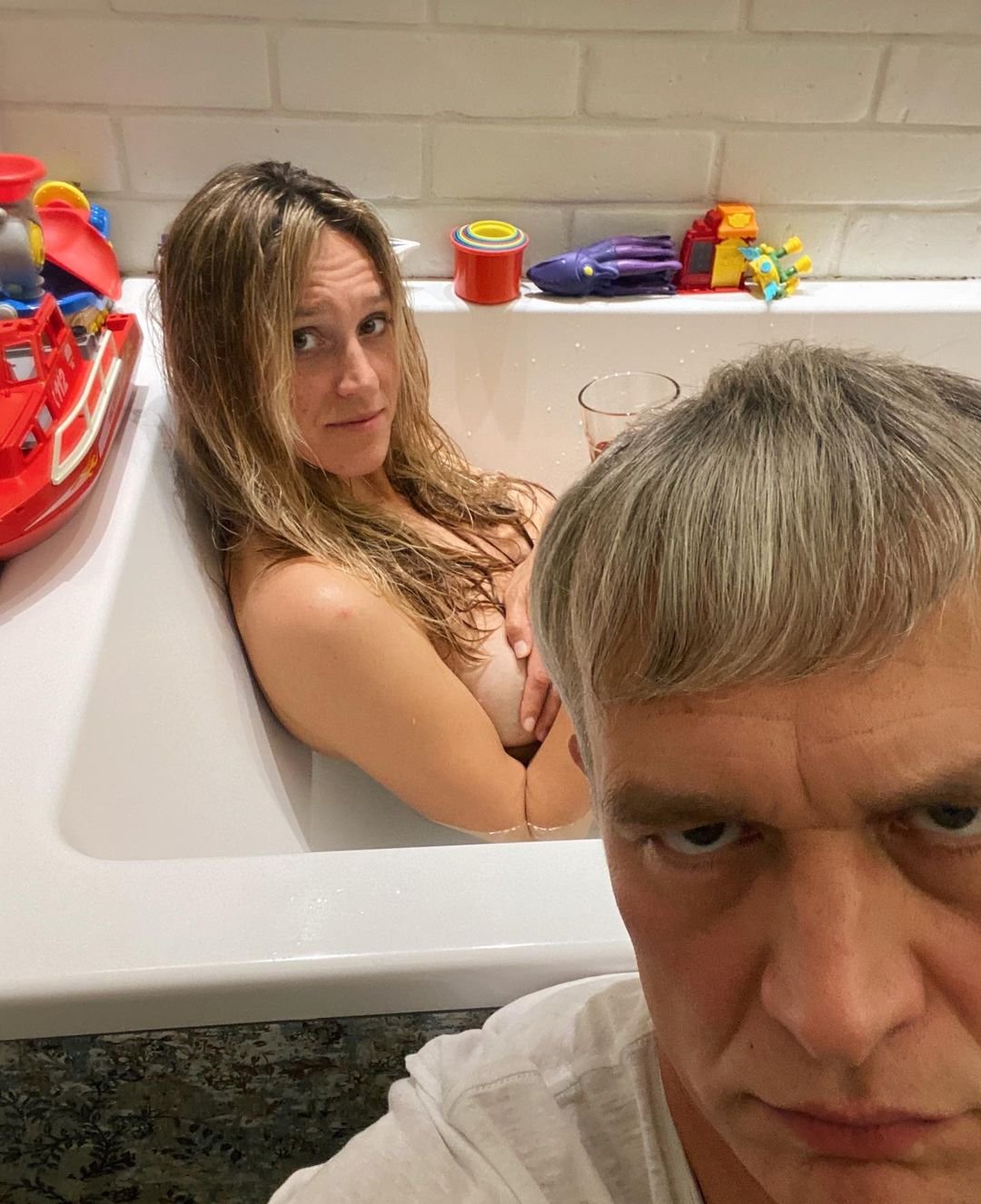 Aleksandra i Michał Żebrowscy w łazience parodiują Mate