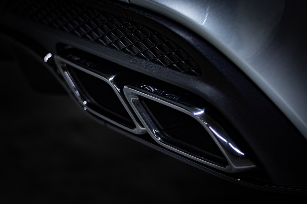 Aktywny wydech w czarnym eleganckim aucie widoczny srebrny element budowy samochodu