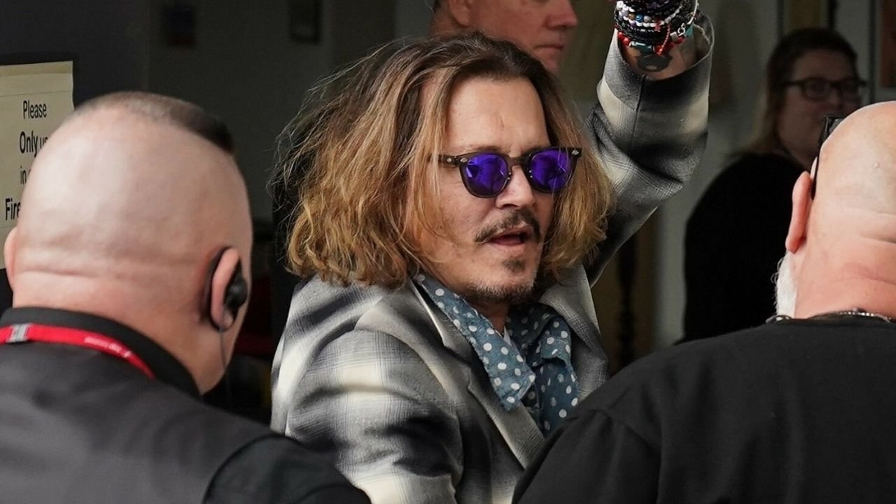 Johnny Depp przegiął ze świętowaniem? Po hucznej imprezie został wyprowadzony z hotelu...