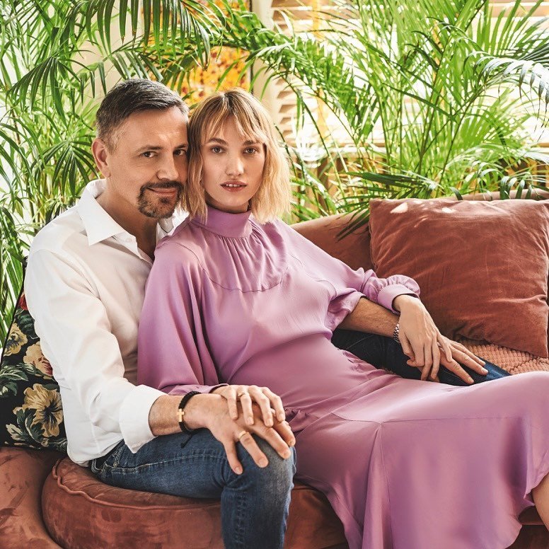 Joanna Kudzbalska z różowej sukience i Krzysztof Ibisz na fotelu