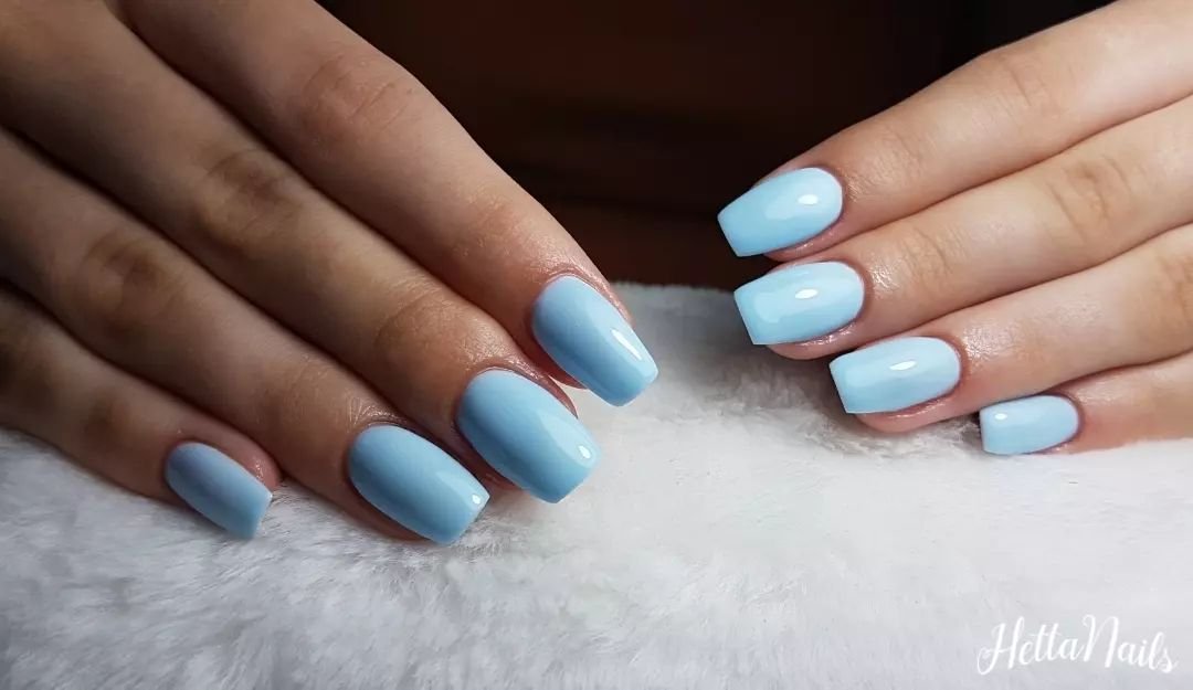 Paznokcie baby blue ten kolor jest modny w 2022! Zobacz najlepsze