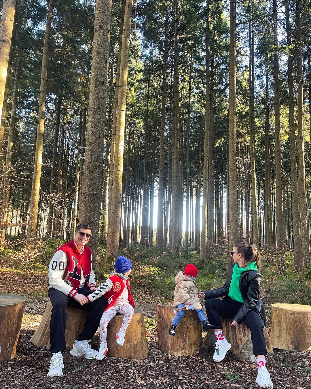 Robert Lewandowski na spacerze z córkami i z żoną