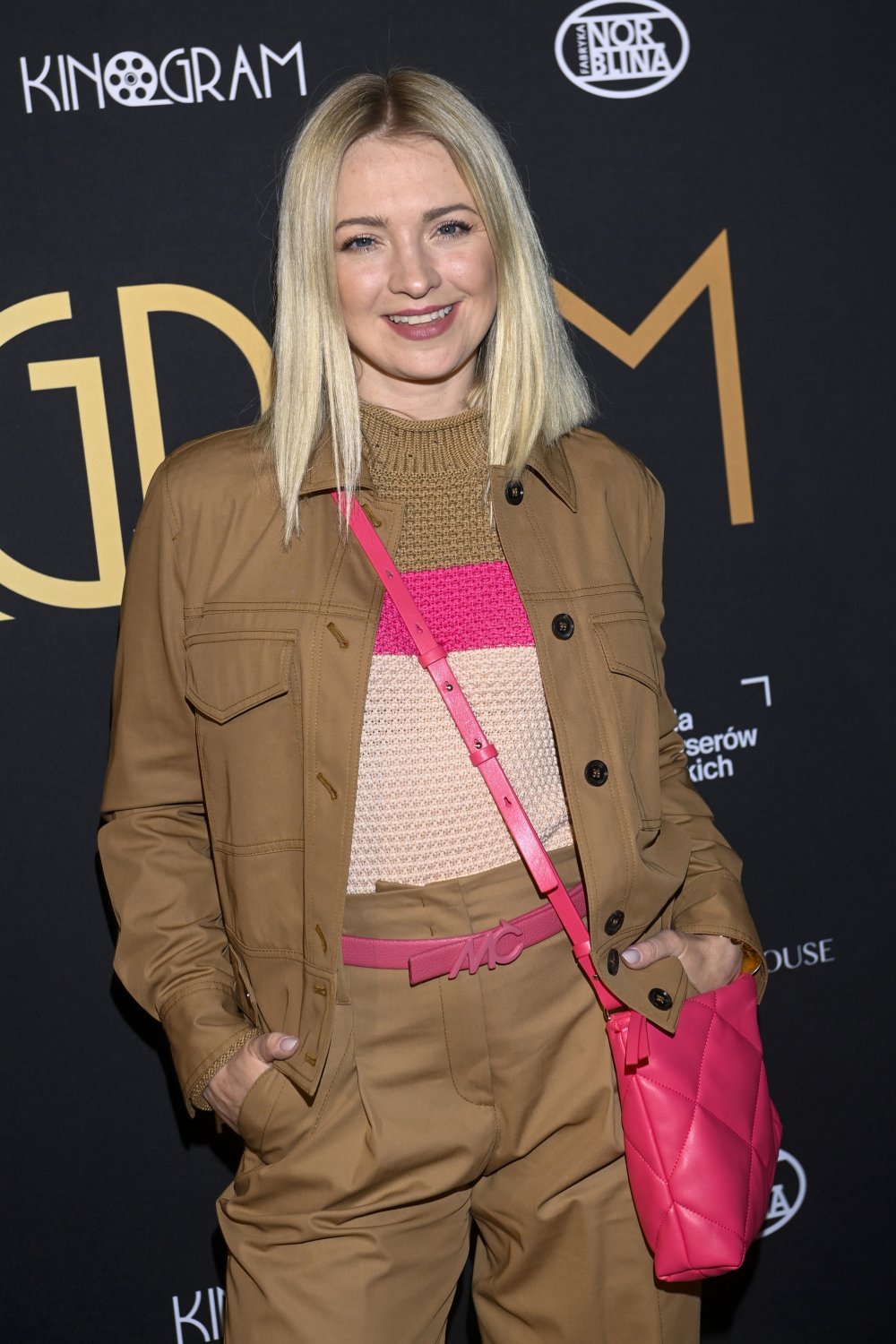 Barbara Kurdej-Szatan w long bobie i khaki stylizacji