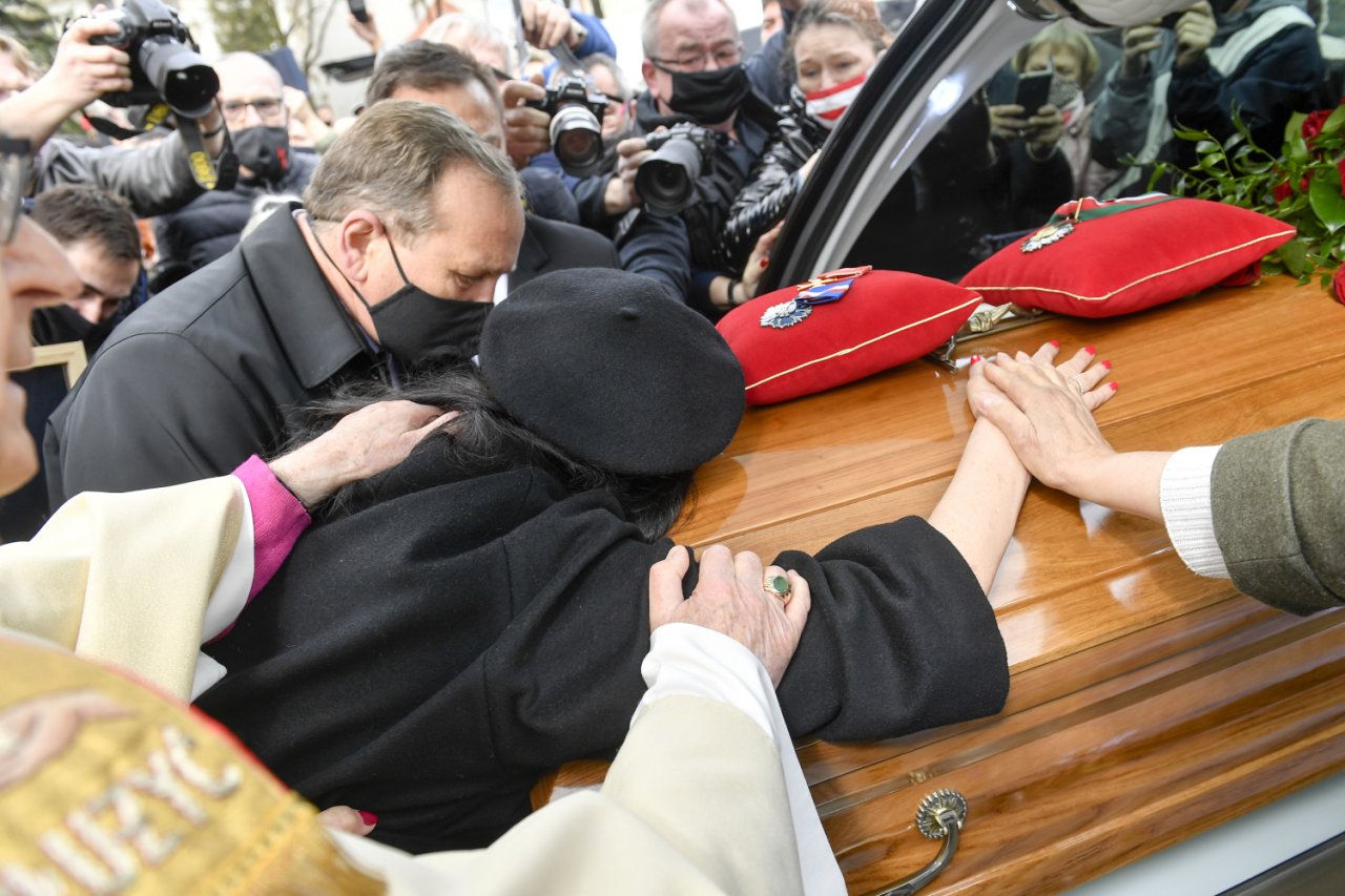 Ewa Krawczyk leży na trumnie Krzysztofa Krawczyka