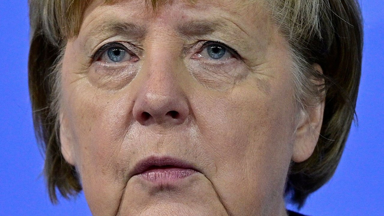 Wpadka Angeli Merkel na czerwonym dywanie! Stylizacyjny koszmarek rodem z 2002 roku!