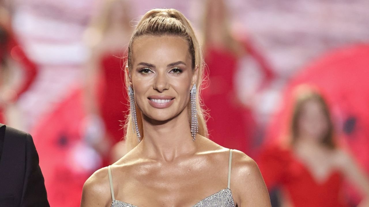 Miss Polski 2022: Izabela Janachowska w srebrnym komplecie, który odsłonił brzuch! A gdy się odwróciła...