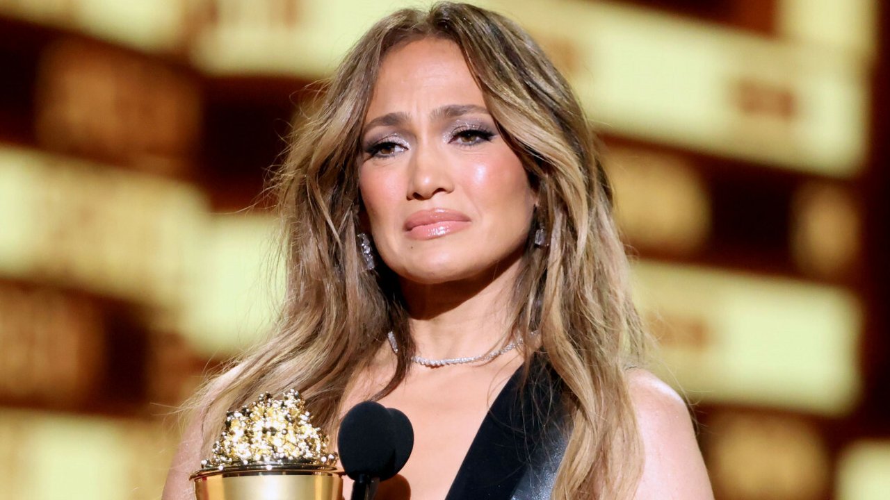 Jennifer Lopez zaliczyła wpadkę! „Z takimi pośladkami to było do przewidzenia”. Mimo wszystko pokazała dystans!