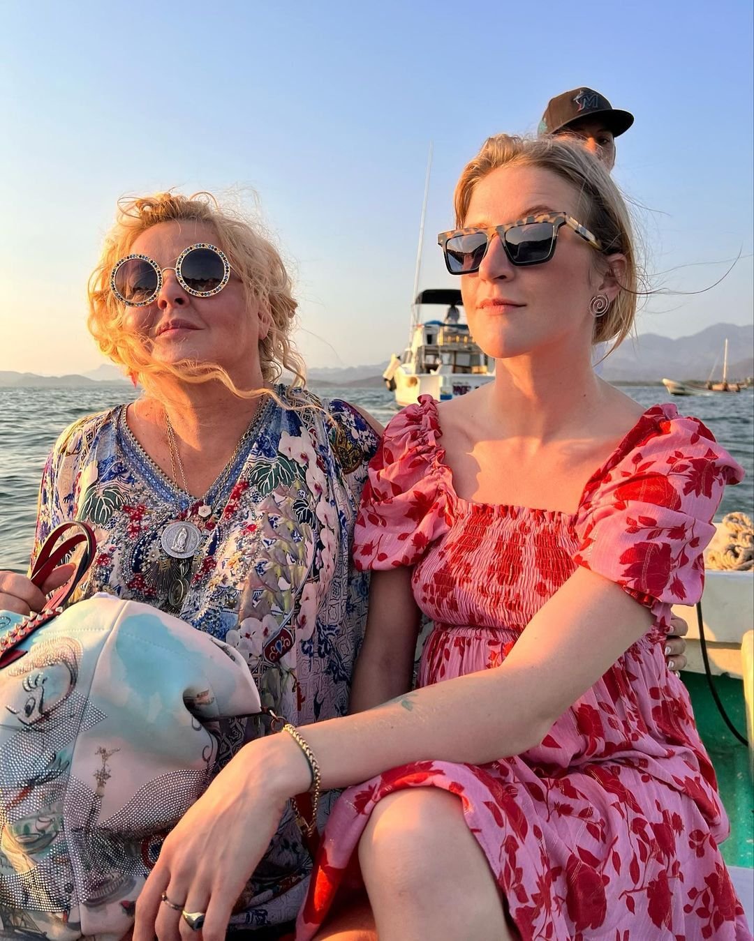 Magda Gessler z córką Larą na plaży