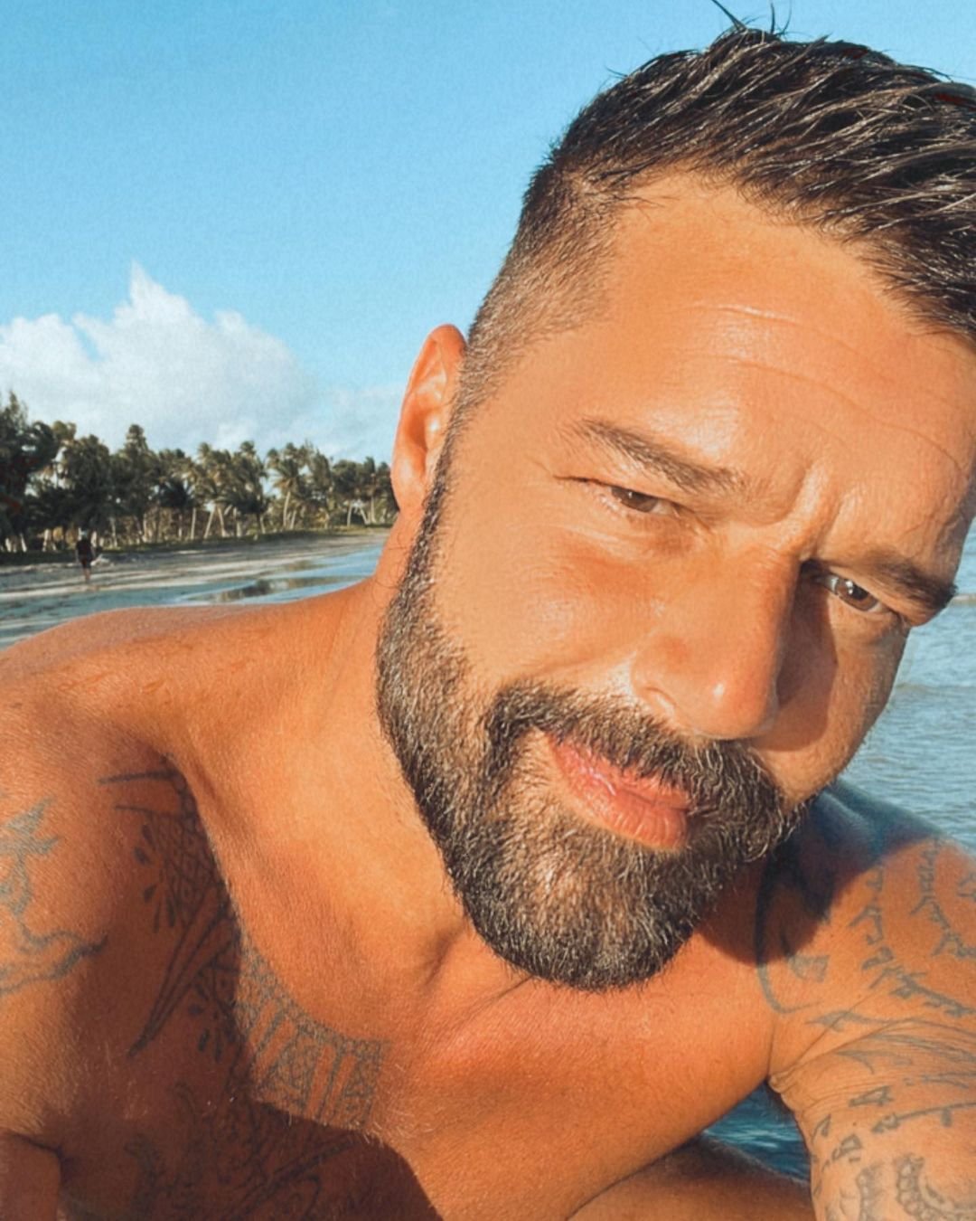Ricky Martin selfie na tle morza