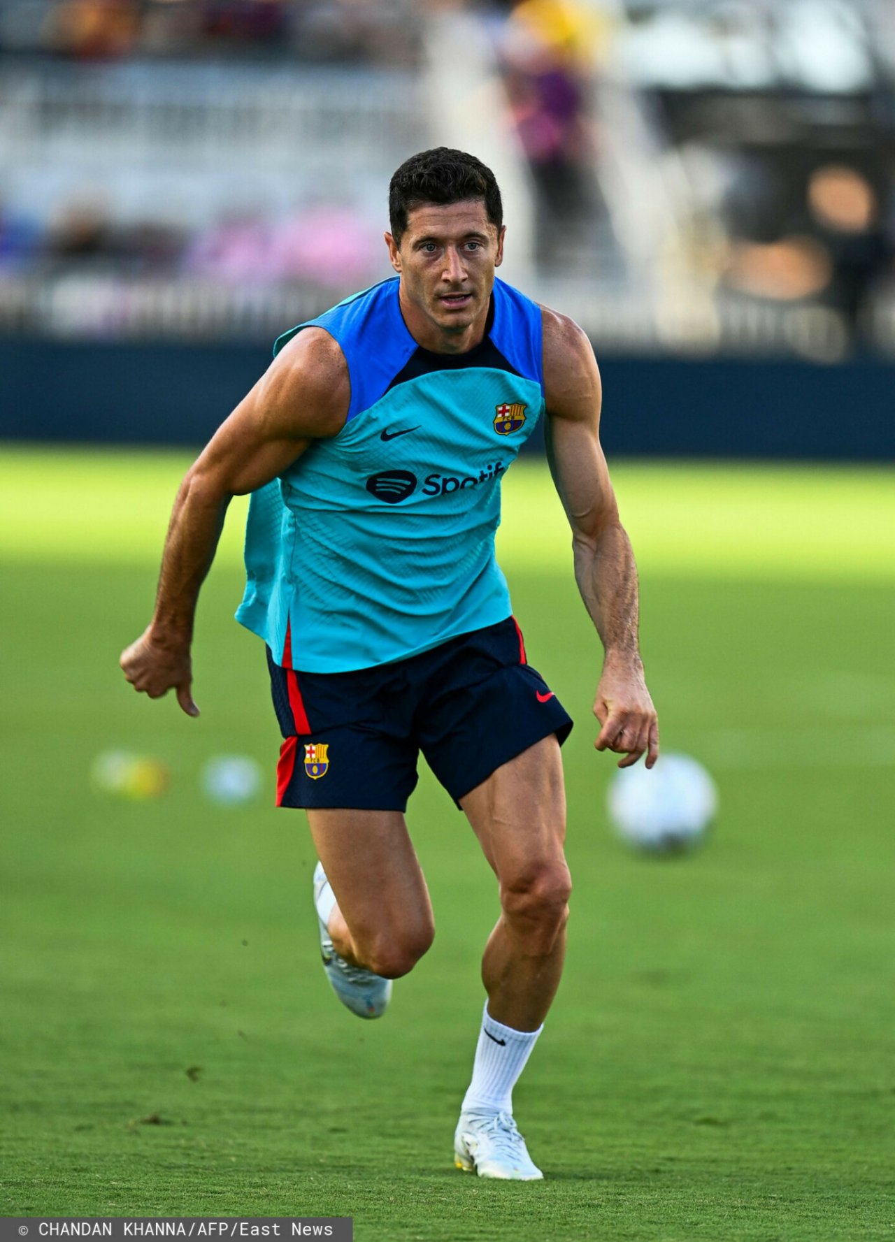 Robert Lewandowski na boisku w niebieskiej koszulce