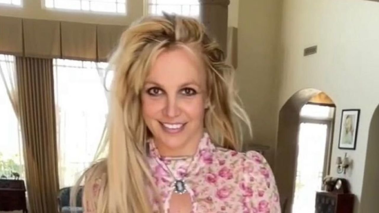 Britney Spears wrzuciła do sieci nagie zdjęcia. Nie ma na sobie stanika i eksponuje biust. Wylała się na nią fala krytyki!