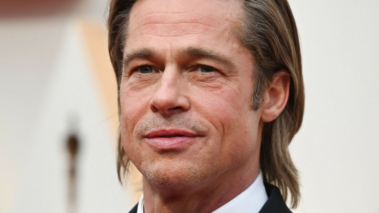 Brad Pitt niczym groszek konserwowy prezentuje młodzieżową naturę na ściance. Kryzys wieku średniego?!