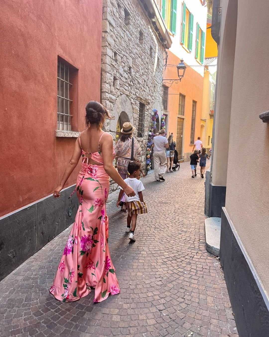 Chrissy teigen w różowej sukni do ziemi