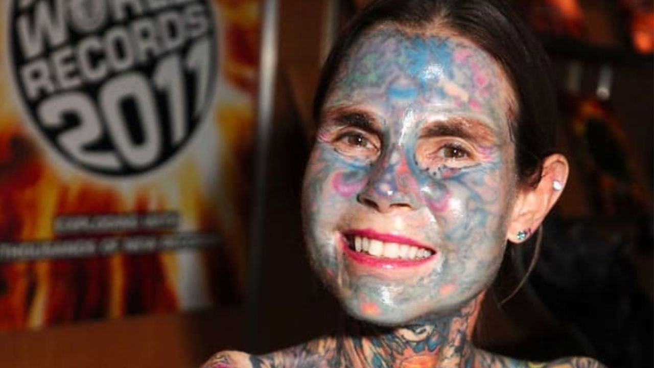 Ta kobieta miała ciało pokryte tatuażami w 95%! Powód ich wykonania jest PRZERAŻAJĄCY!