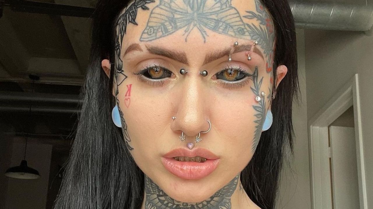 Ta kobieta wydała prawie 300 tysięcy na tatuaże i modyfikacje ciała. Zobacz, jak wyglądała wcześniej!