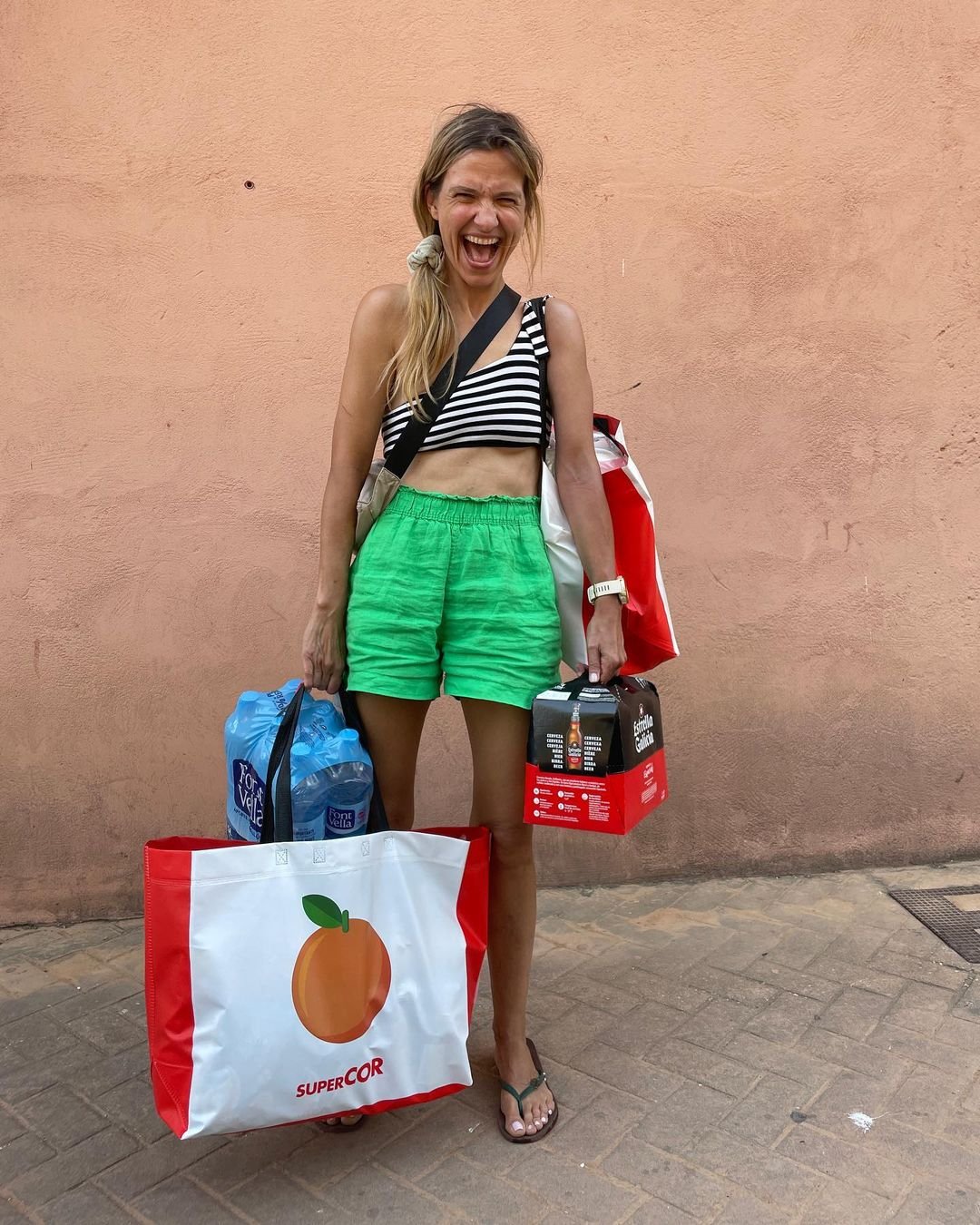 Uśmiechnięta Koroniewska z zakupami