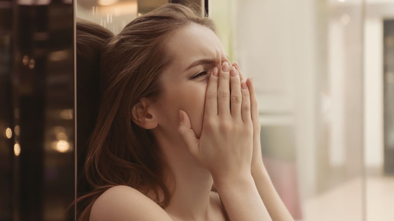 płacząca pod ścianą kobieta
