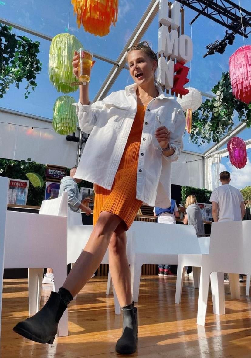 Marta Wierzbicka w białej koszuli i brązowej sukience