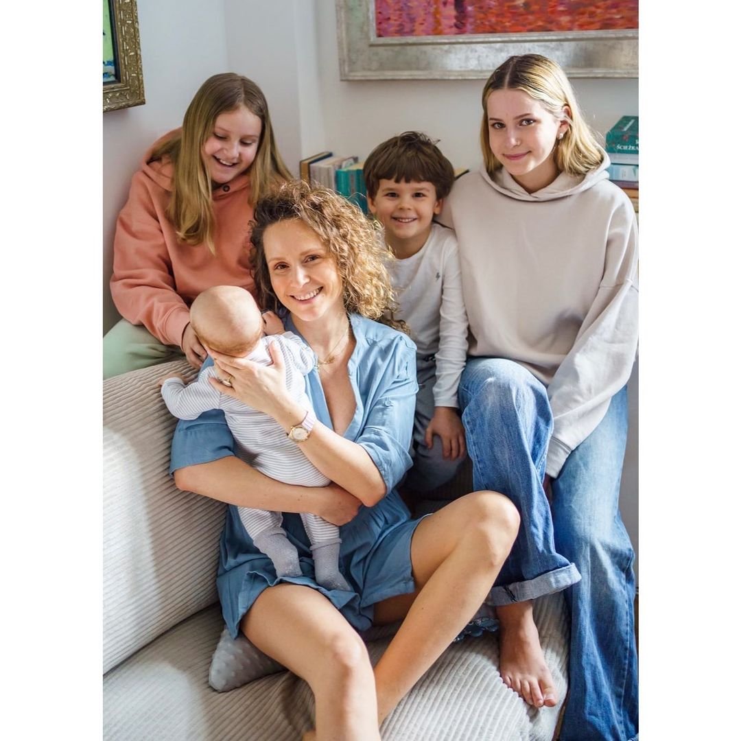 Monika Mrozowska z czwórką dzieci na kanapie