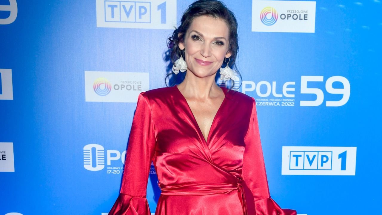 Olga Bończyk w jedwabnym szlafroku po spektaklu. Fani: "Pani uroda jest nieprzemijająca!" Wygląda na 54 lata?