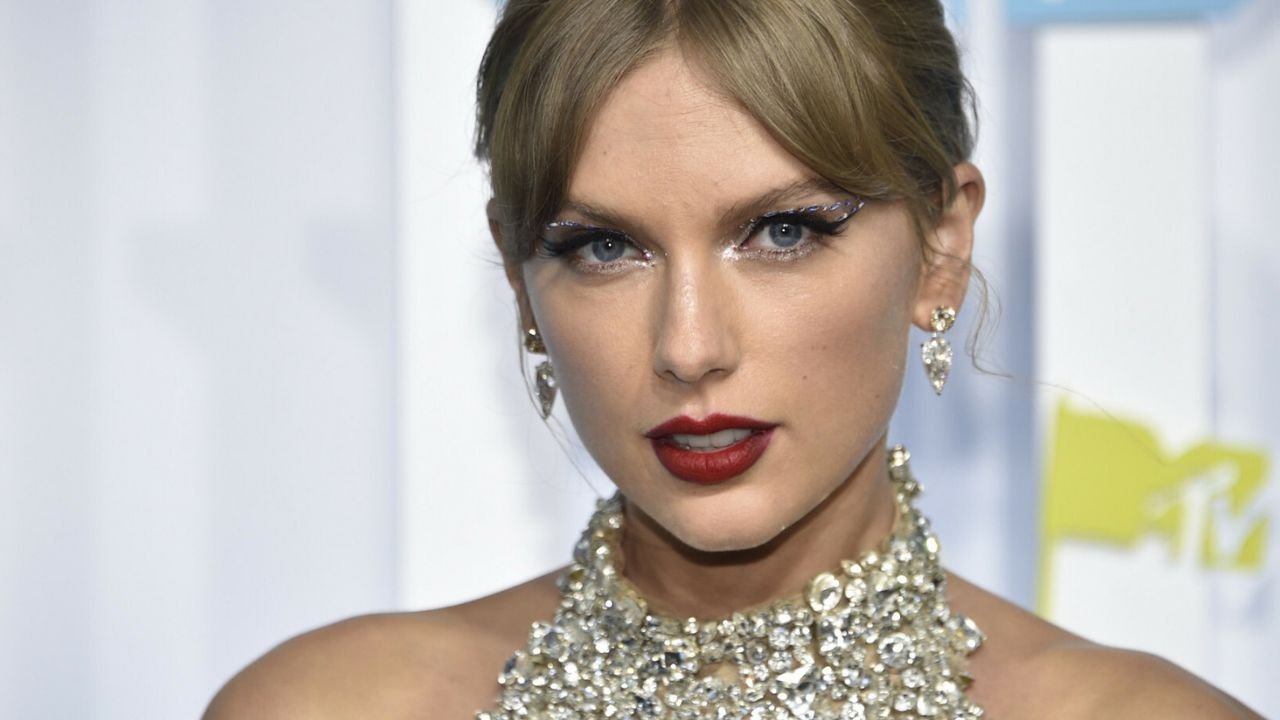 Taylor Swift w zjawiskowej sukience z kryształów na rozdaniu nagród MTV! Jej stylizacja przyćmiła inne?