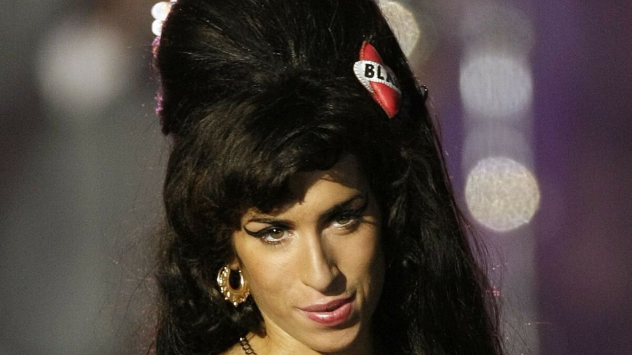 Amy Winehouse i jej tatuaże: na udach, rękach, brzuchu, dekolcie. Jeden z nich wywołał szczególne kontrowersje...