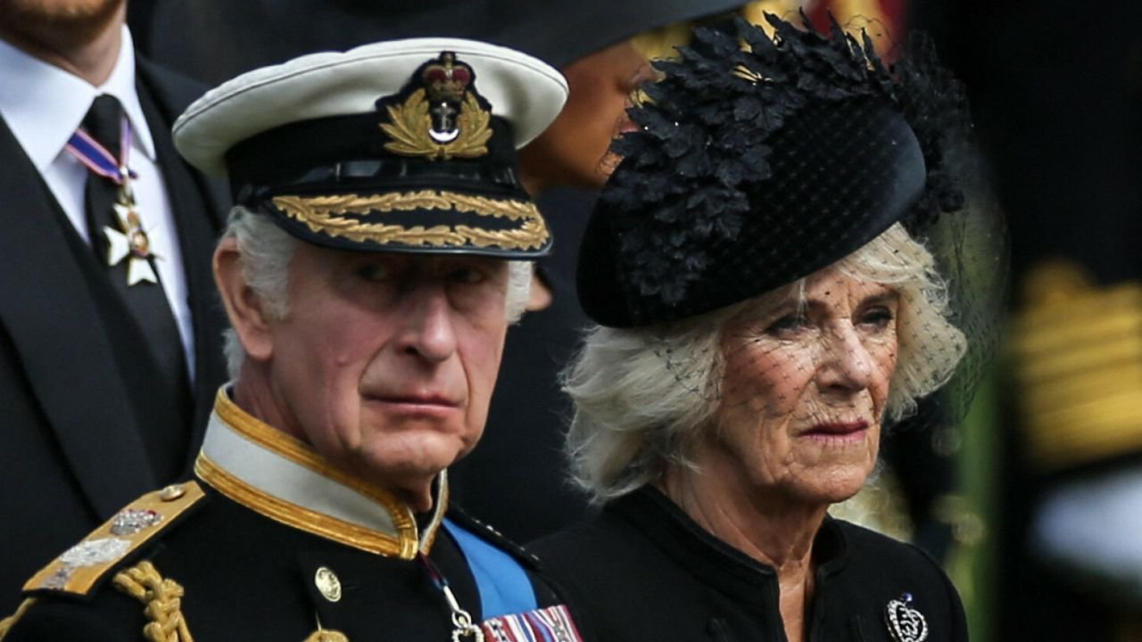 Camilla Parker-Bowles jako królowa małżonka u boku króla Karola III na pogrzebie Królowej Elżbiety II. Jak wypadła?