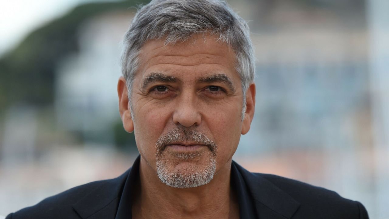George Clooney z długimi włosami! Niemożliwe? Mamy rzadkie zdjęcie aktora z początków kariery