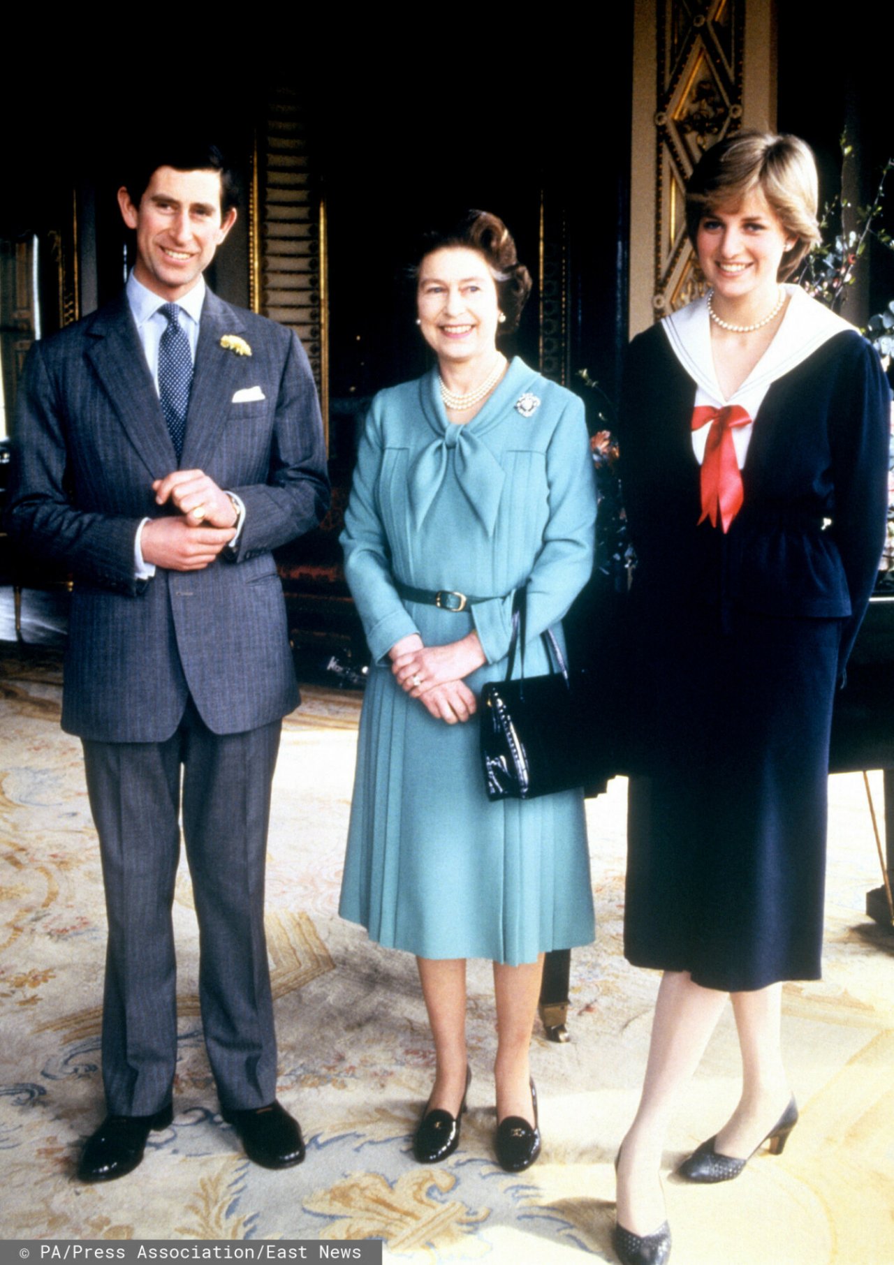 Królowa Elżbieta, Król Karol i Lady Diana w eleganckich strojach