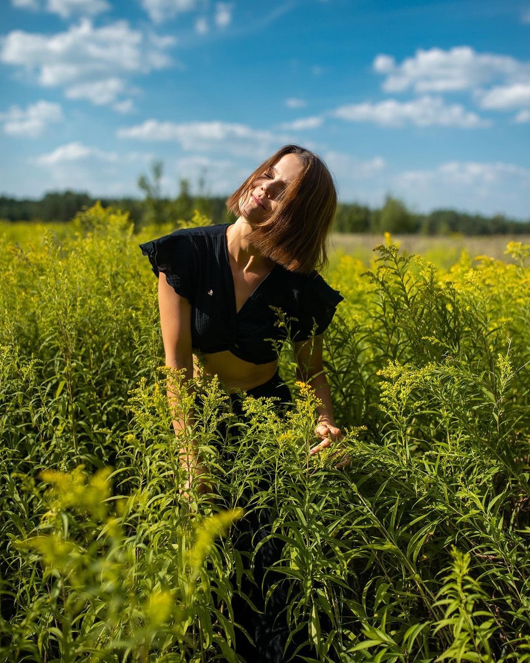 Joanna Jabłczyńska na łące z kwiatami