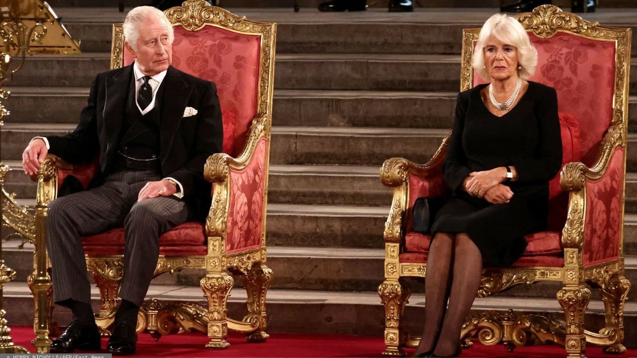 Król Karol III i Królowa Małżonka Kamila przed brytyjskim parlamentem