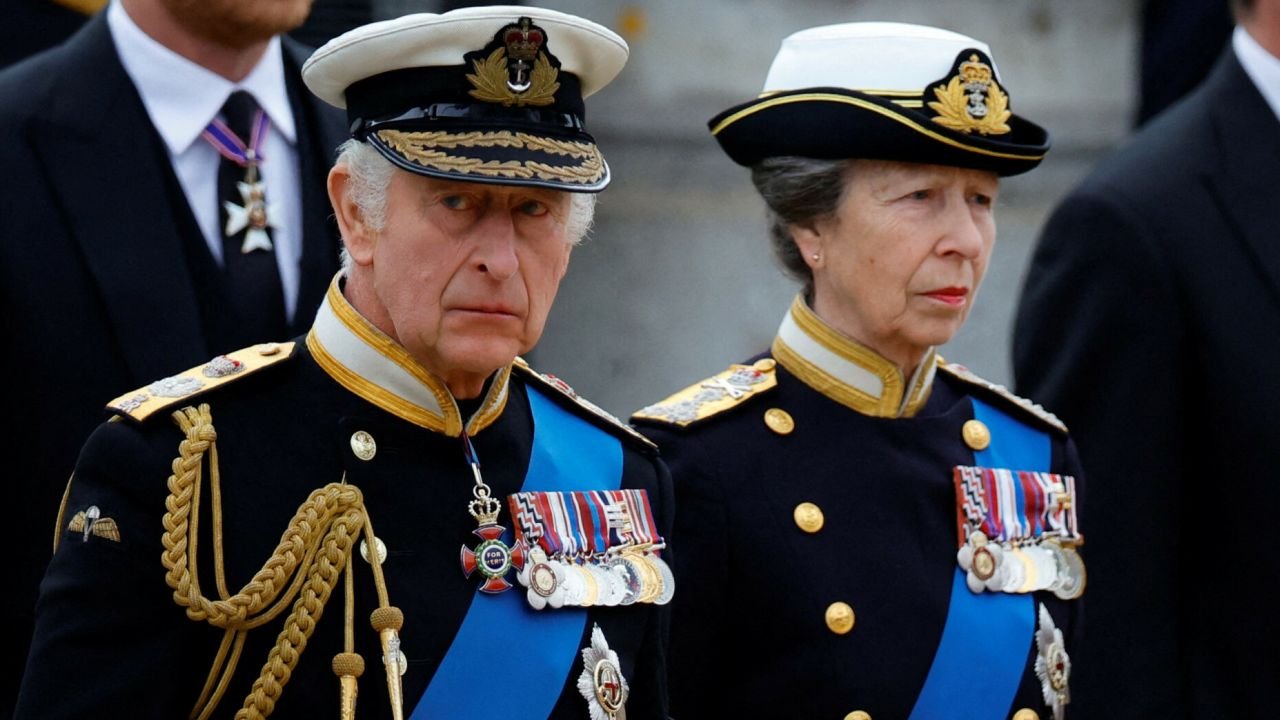 Księżniczka Anna na pogrzeb Królowej Elżbiety II założyła mundur! Córka monarchini była jedyną kobietą w takim stroju