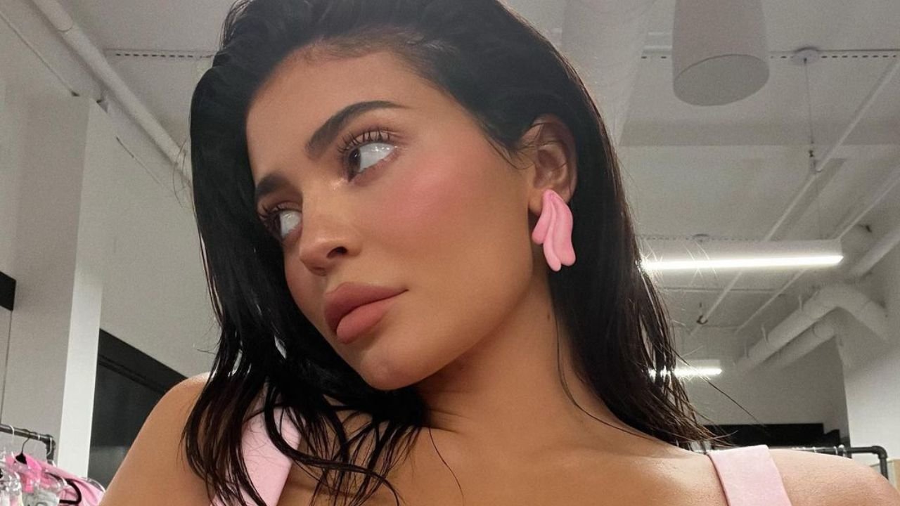 Kylie Jenner w ogromnym, cielistym staniku, eksponuje seksowne ciało! Siedzi w domu w tak mocnym makijażu?
