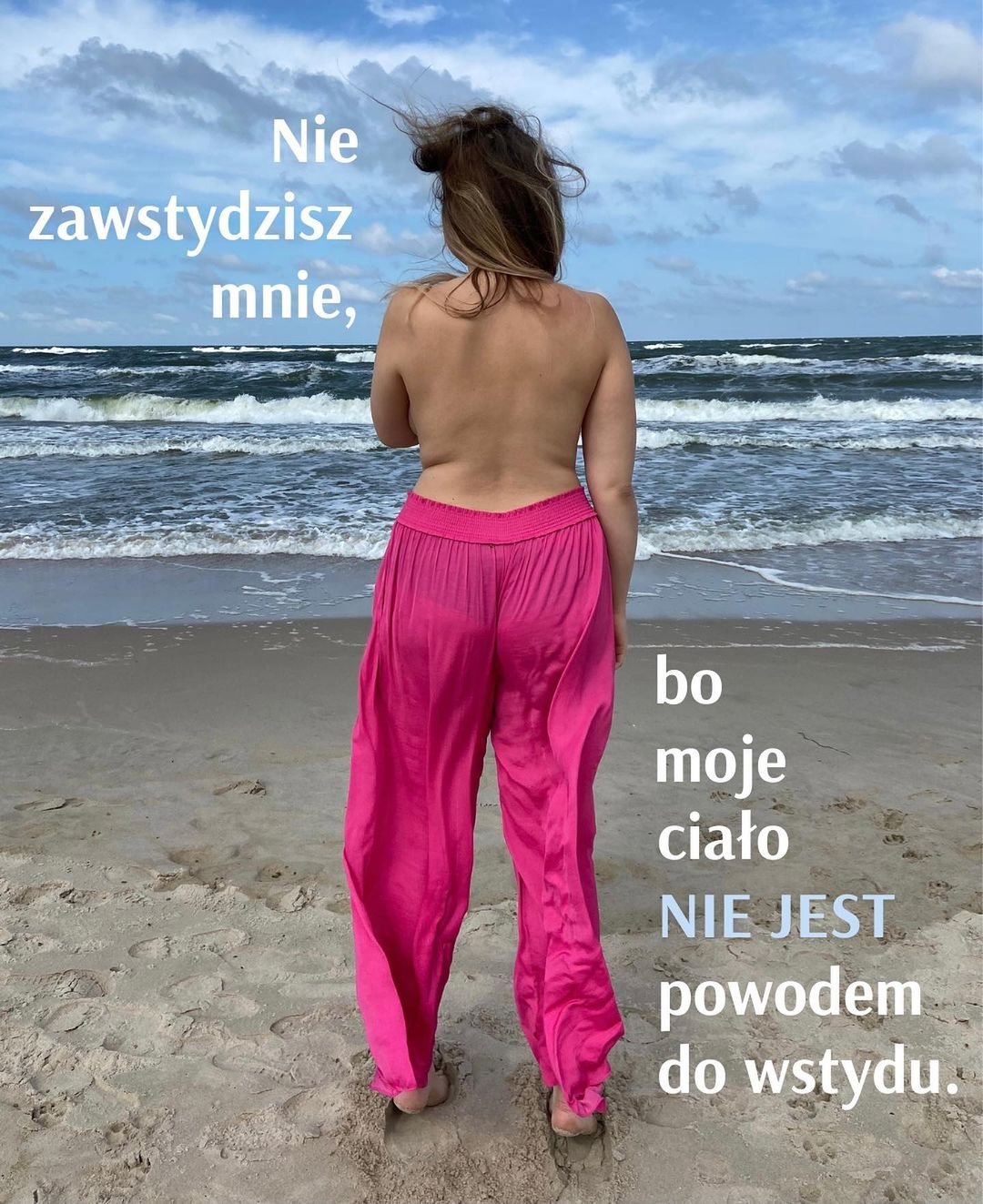 Martyna Kaczmarek dos à la plage