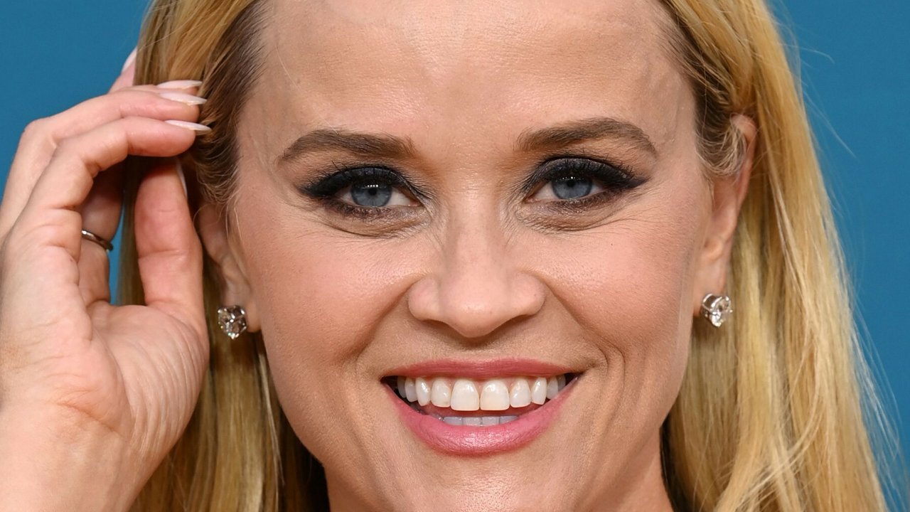 46-letnia Reese Witherspoon cała w cekinach. Da się chodzić w tej sukience?