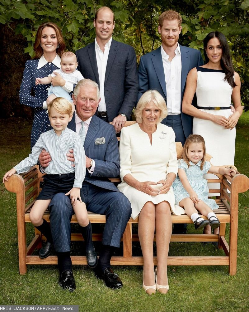 Książę Karol, księżna Camilla oraz synowie księcia z małżonkami oraz dziećmi. Zdjęcie opublikowane na oficjalnym profilu instagramowym księcia Karola